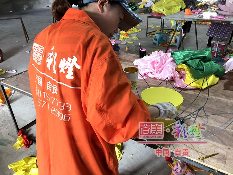 花燈工人裱糊工作業中